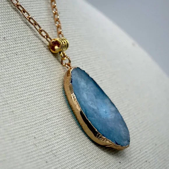 Necklace with blue quartz stone. - Picture 4 of 5